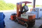 TOYOTA 2FBCA25 ELECTRIC FORKLIFT SHOWING 7425 HRS, CHARGER INCLUDED, S# 11916