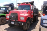 1985 MACK 686S DUMP TRUCK TRI AXLE, MACK ENG, 7 SPD EXTENDED RANGE TRANS, SHOWING 374,645 MILES, *TI