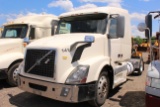 2005 VOLVO SINGLE AXLE ROAD TRACTOR W/ SLEEPER ISX CUMMINS MOTOR, 13 SPD TRANSMISSION, SHOWING 1,308