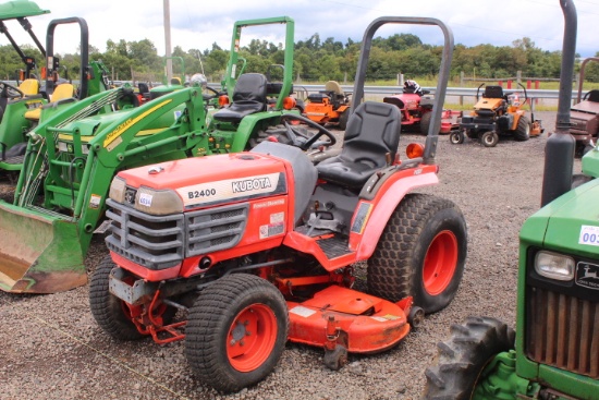 KUBOTA B2400 4WD LAWN TRACTOR 60" BELLY MOWER, DSL,P/S, 3PT HITCH, PTO, ROLL BAR, SHOWING 1094 HRS,