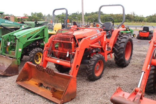 KUBOTA L2900 TRACTOR 4X4, LDR W/ BUCKET, SHUTTLE SHIFT TRANS, 3PT, SHOWING 2778 HRS, S/N # CAN NOT R