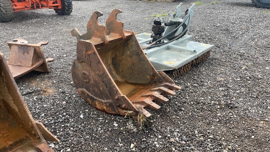 24" JOHN DEERE EXCAVATOR BUCKET