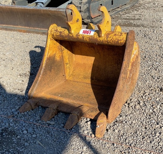 24" JOHN DEERE QUICK COUPLER BUCKET