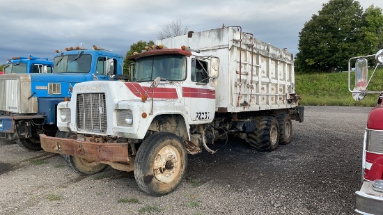 1989 MACK RD690S TANDEM AXLE TRUCK