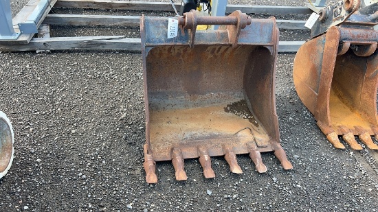 32" CAT BACKHOE BUCKET