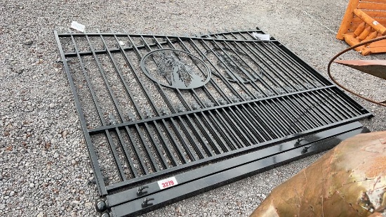 16' BI-PARTING GATES W/ HORSE DECORATION
