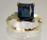 Vintage 10kt yellow gold ring w/blue glass stone
