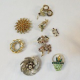 8 vintage brooches with assorted stones