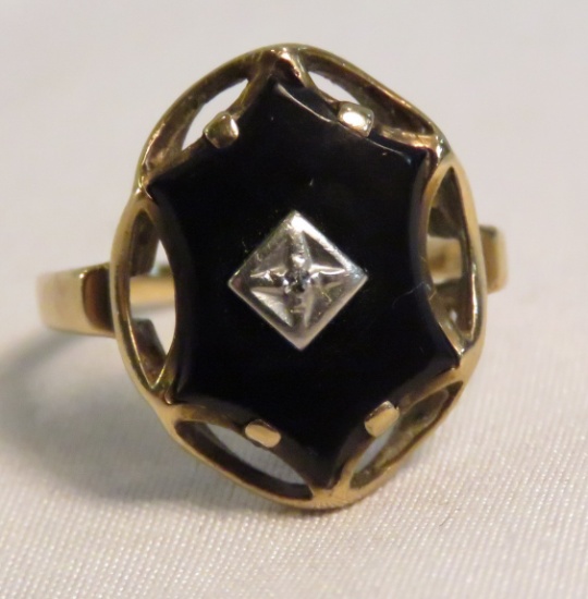 10kt gold ring with onyx and diamond accent 2.9gtw