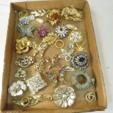 Vintage brooches and 1 fur clip - Austria