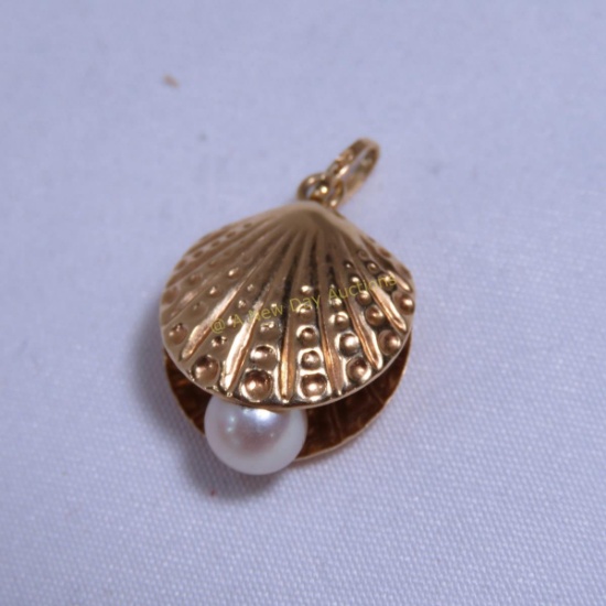 18kt Yellow Gold Shell Pendant with Pearl 2.01gtw