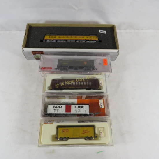 5 N Scale Train Cars with 1 Con-Cor Locomotive