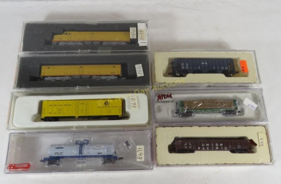 7 N Scale Train Cars with Locomotive