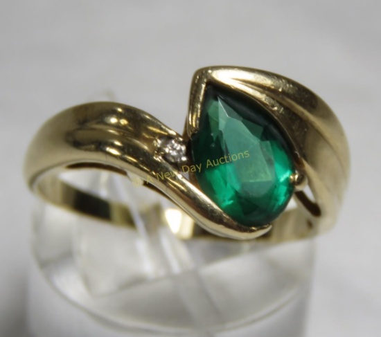 14kt gold ring with pear cut emerald & diamond