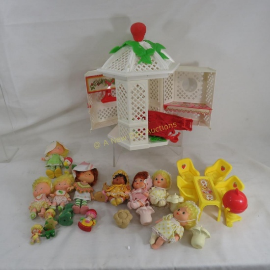 Vintage Strawberry Shortcake dolls & accessories