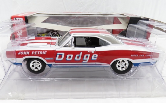 Auto World 1969 Dodge Super BEE 1:18 Diecast