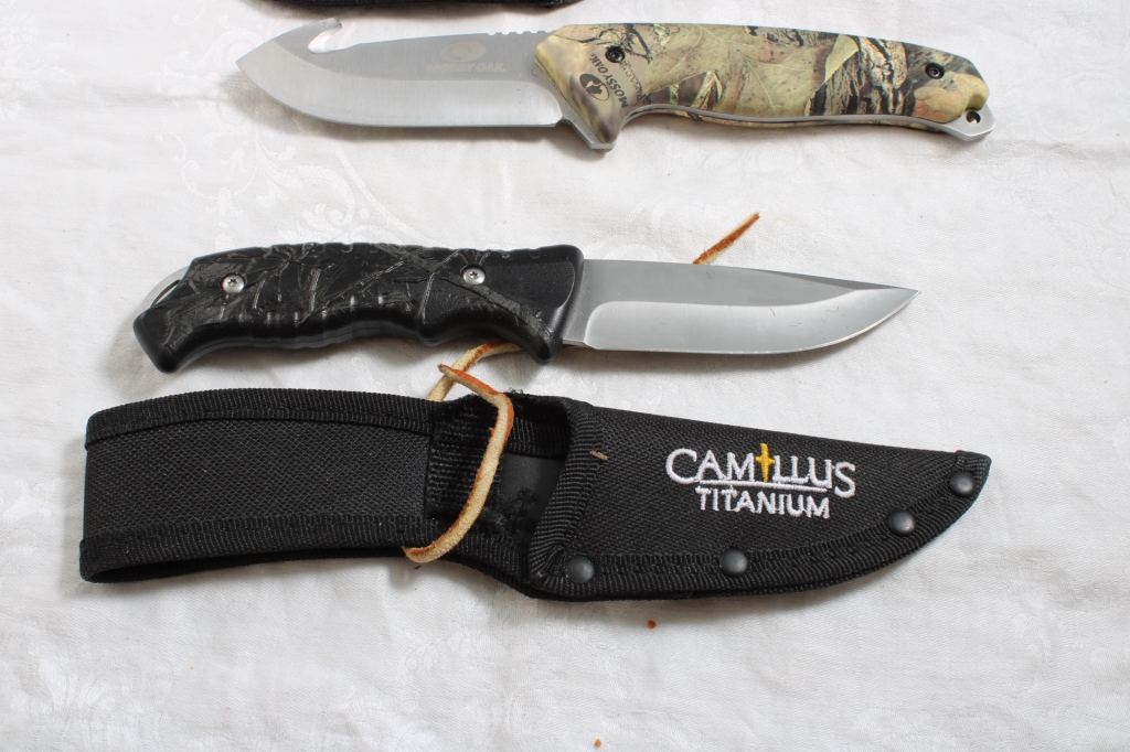 2 Hunting Knives Camillus & Mossy Oak with
