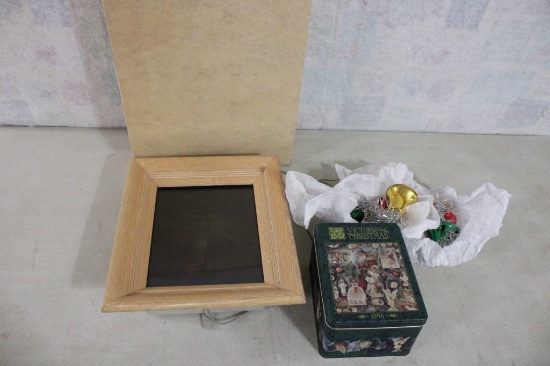 Lighted Shadow Box of Jesus & Tin w/Ornaments