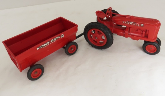 IH McCormick Farmall Plastic Tractor & Wagon 1/16