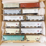 12 HO scale Great Northern Freight Cars