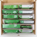 12 HO scale BN & BNSF (green) Freight cars