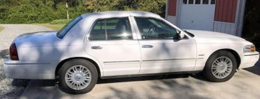 Lot #401- 2010 Mercury Grand Marquis LS Ultimate Edition, 4.6L V8, automatic, loaded, leather,