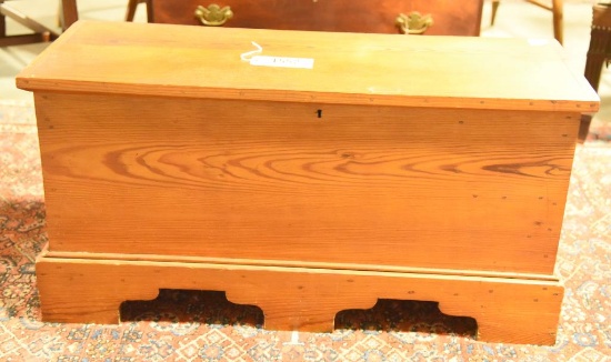 Lot 1552 - Antique Somerset Co. pine blanket chest in very nice smaller size: later till added