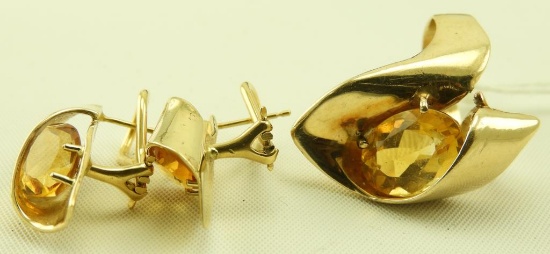 Lot 1638 - 14k gold ring and earring set: set with orange stone and pierced omega backs: weighs