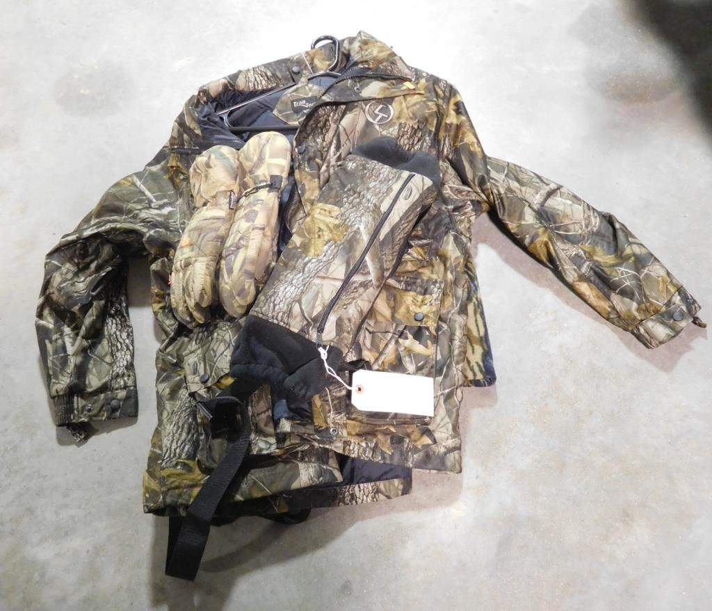 Lot #300 - A pair of Gor-Tex Gloves, A Hand Muff, A pair of Gor-Tex Browning Hydro Fleece Bibs,