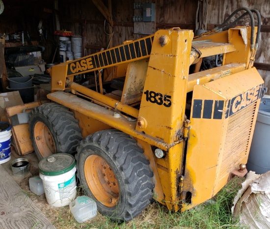 Lot #26 - 1980-82 Case Mdl 1835 Skid Steer Loader. Case 148 Gasoline 32 HP Engine, 1200 Ln lift