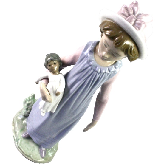 Estate Lladro figurine #5045 "Belinda With Her Doll" with original box