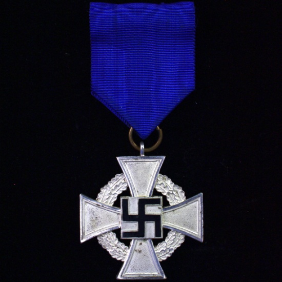 Nazi Germany Fur Treue Dienste Cross (For Faithful Service) enameled medal