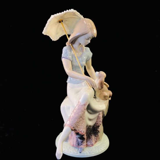 Estate Lladro #7612 "Picture Perfect" porcelain figurine with original box
