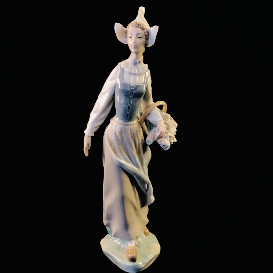 Estate Lladro #4860 "Dutch Girl" porcelain figurine with original box