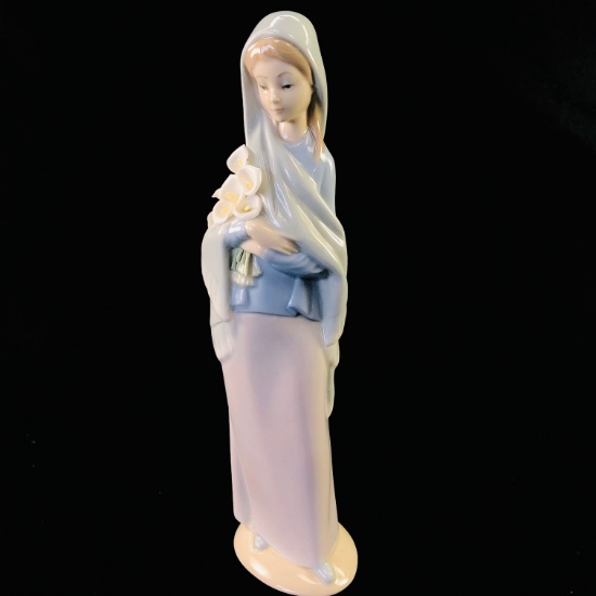 Estate Lladro #4650 "Girl with Calla Lilies" porcelain figurine with original box