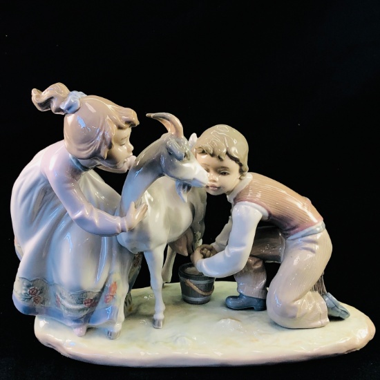 Estate Lladro #5753 "Hold Her Still" porcelain figurine with original box