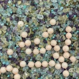 Lot of unstrung semi-precious stone & conch shell beads