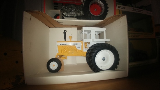 MM G850 Tractor 1/16 Scale