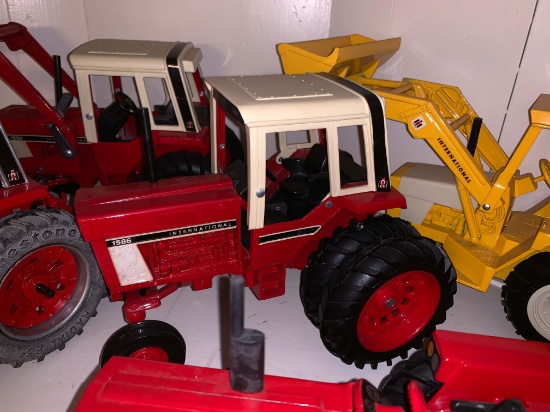 International 1586 1/16 Scale Toy Tractor