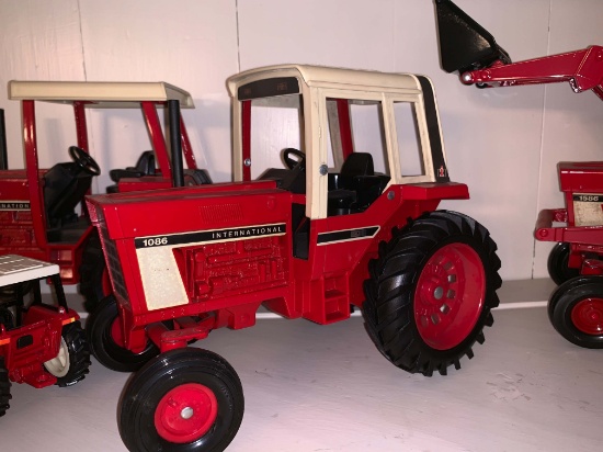 Internationl 1086 1/16 Scale Toy Tractor