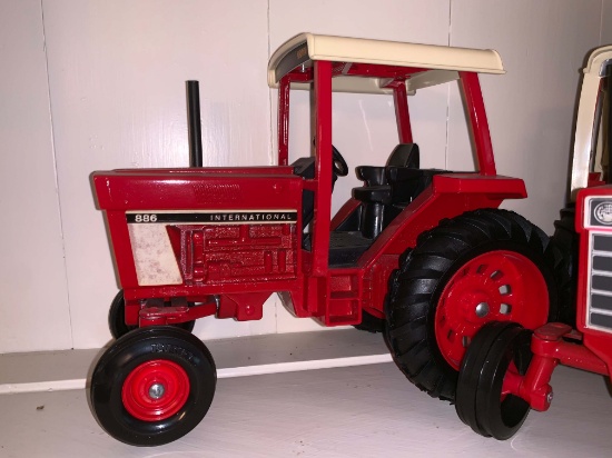 International 886 1/16 Scale Toy Tractor