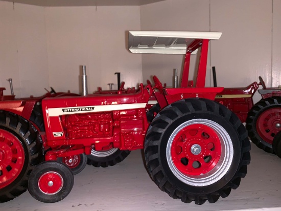 International 856 1/16 Scale Toy Tractor