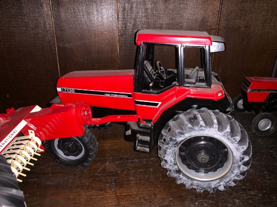 International 7130 1/16 Scale Toy Tractor