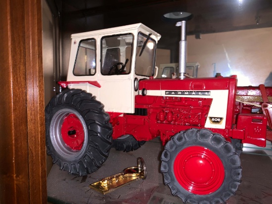 Farmall 806 Diesel MFWD 1/16 Scale Toy Tractor