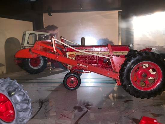 McCormick 560 with loader 1/16 Scale Toy Tractor