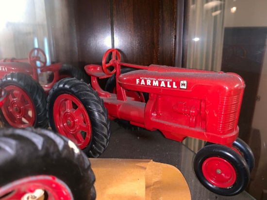 Farmall 1/16 Scale Toy Tractor4