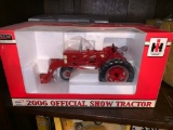 2006 Farmall 350 1/16 Scale Toy Tractor with Box