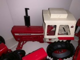 International 856 1/16 Scale Toy Tractor