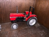 Case International 695 1/16 Scale Toy Tractor