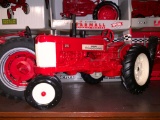 Farmall 350 1/16 Scale Toy Tractor
